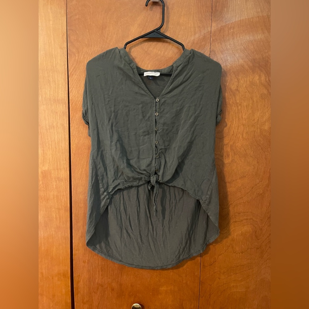 Universal Threads high low army green shirt. Size M